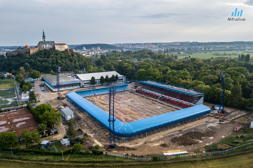 Práce na rekonštrukcii futbalového štadióna v Nitre