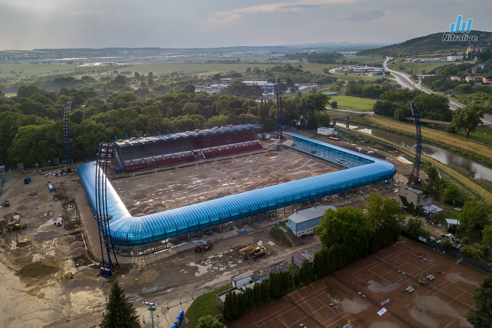 Práce na rekonštrukcii futbalového štadióna v Nitre