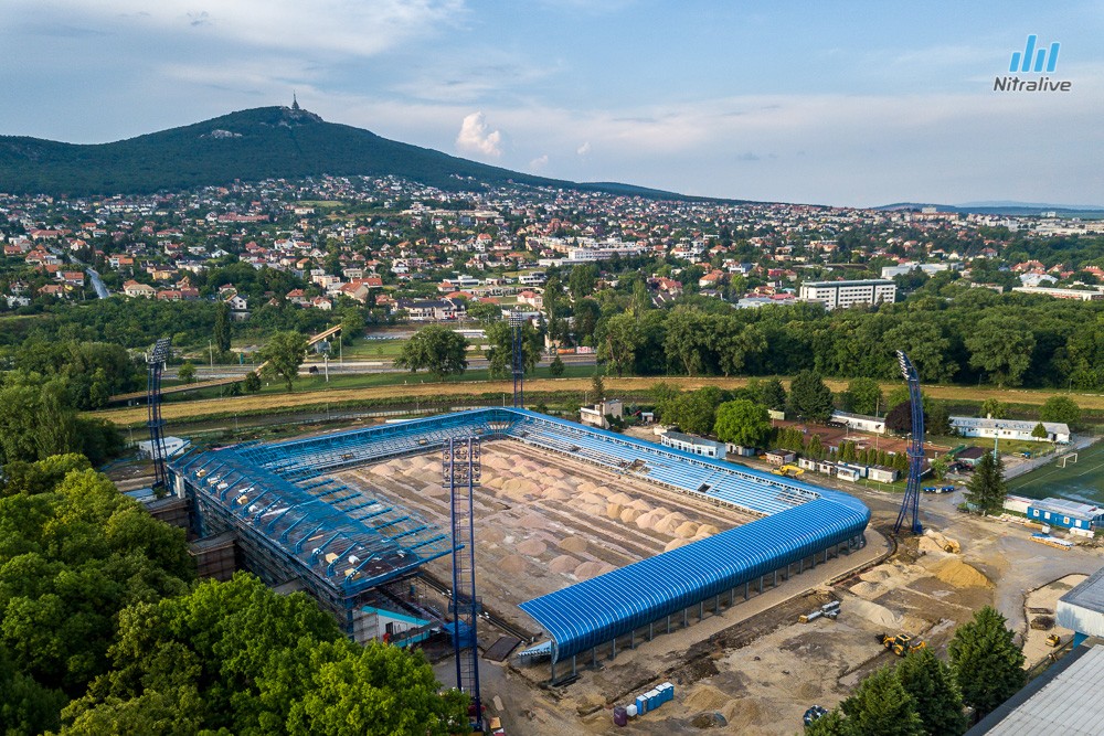 Práce na rekonštrukcii futbalového štadióna v Nitre