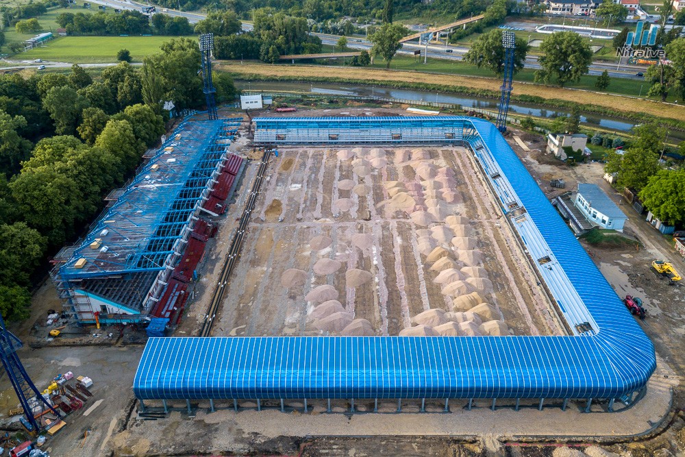 Práce na rekonštrukcii futbalového štadióna v Nitre