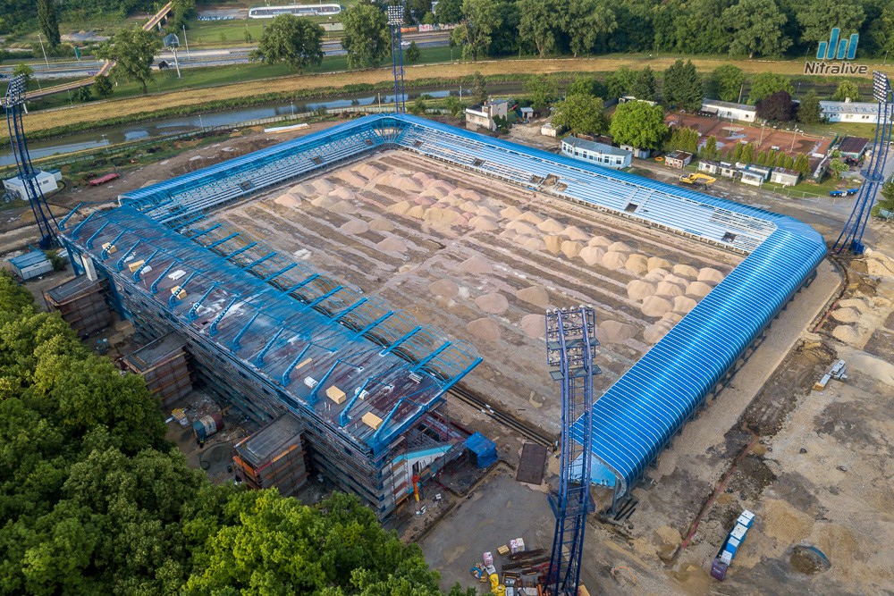 Práce na rekonštrukcii futbalového štadióna v Nitre