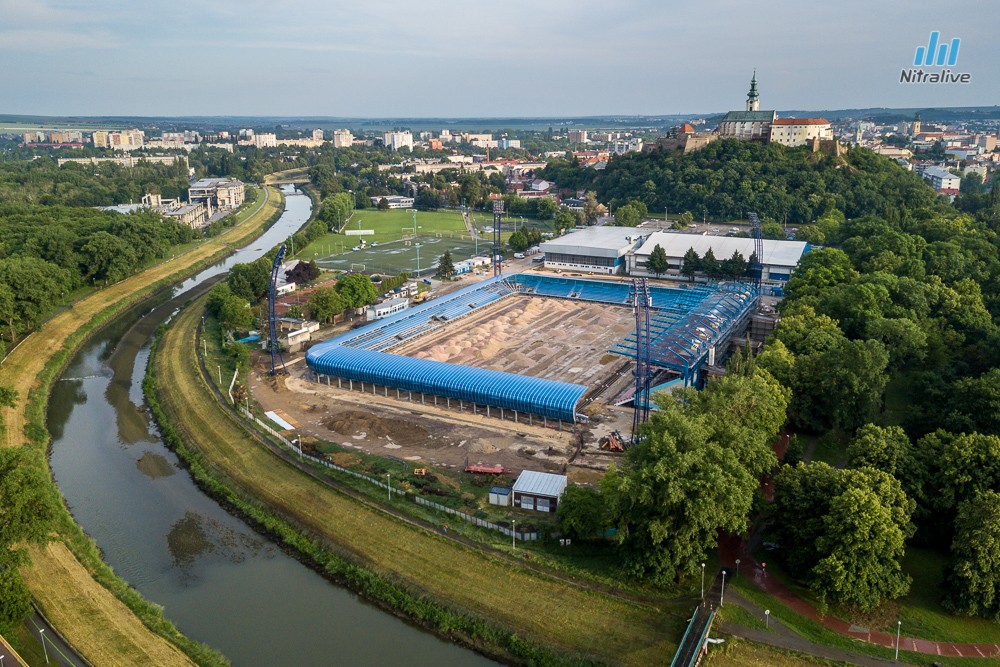 Práce na rekonštrukcii futbalového štadióna v Nitre