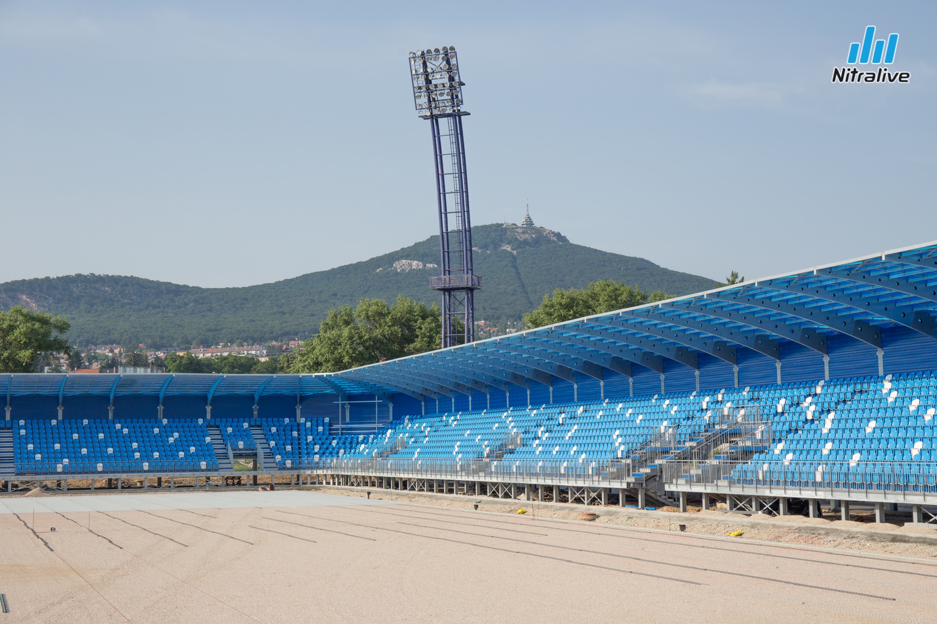Práce na rekonštrukcii futbalového štadióna v Nitre