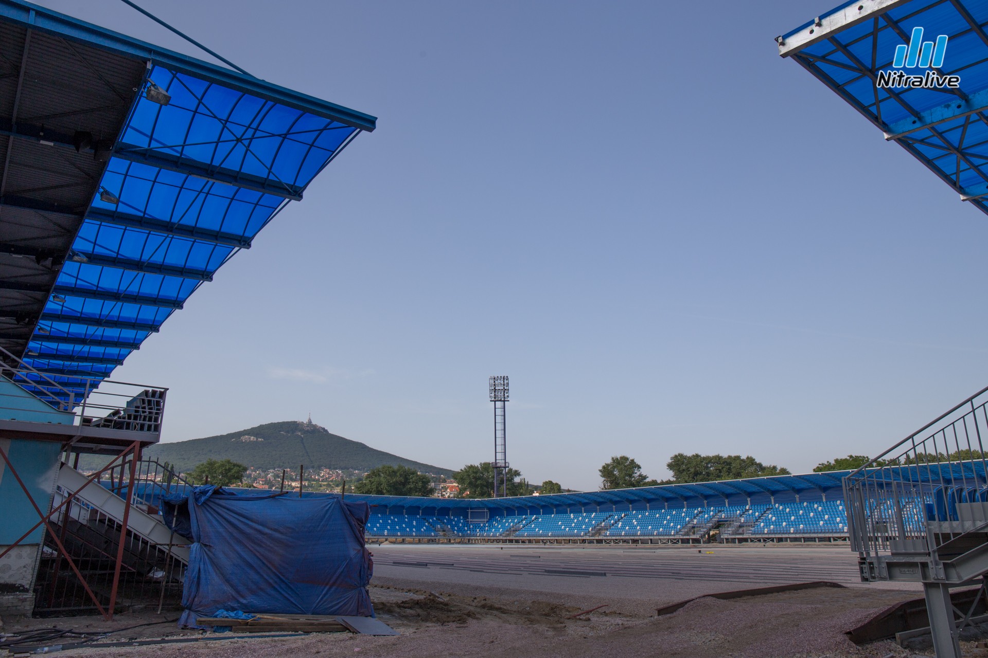 Práce na rekonštrukcii futbalového štadióna v Nitre