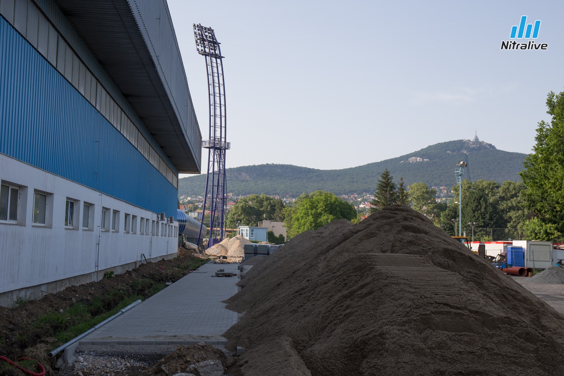 Práce na rekonštrukcii futbalového štadióna v Nitre