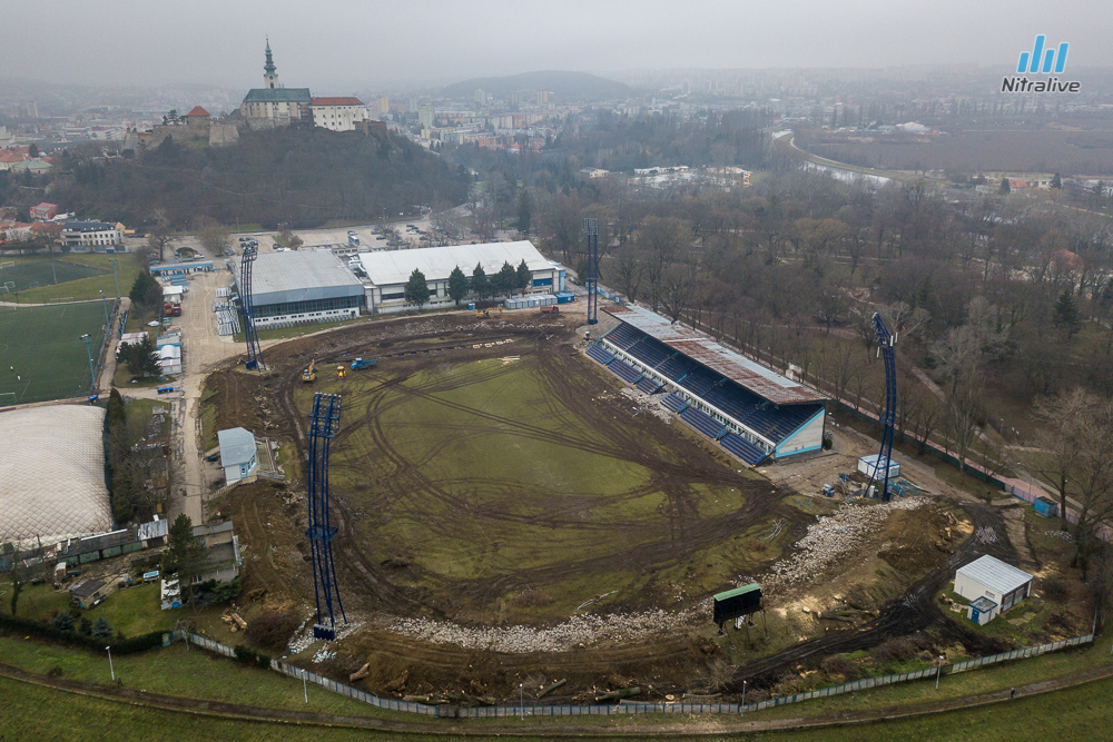 Práce na rekonštrukcii futbalového štadióna v Nitre
