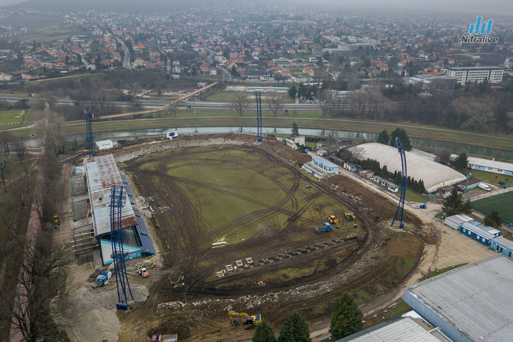 Práce na rekonštrukcii futbalového štadióna v Nitre