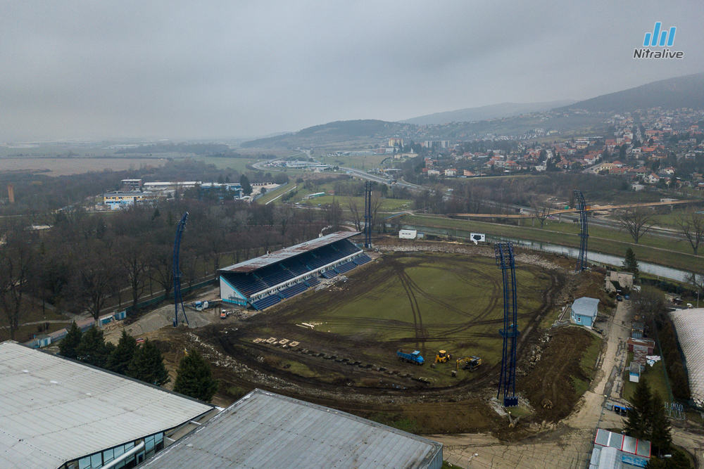 Práce na rekonštrukcii futbalového štadióna v Nitre