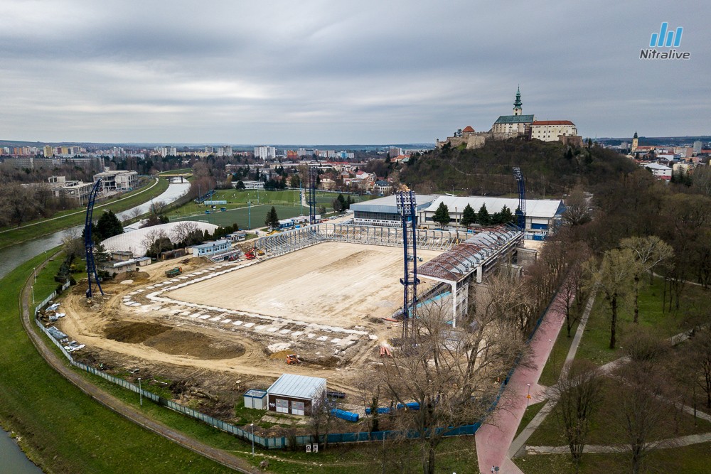 Práce na rekonštrukcii futbalového štadióna v Nitre