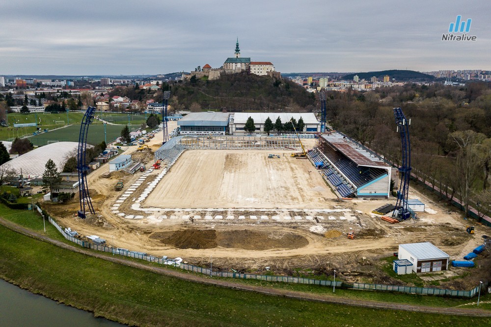 Práce na rekonštrukcii futbalového štadióna v Nitre