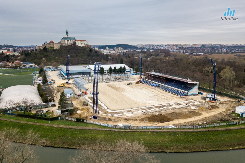 Práce na rekonštrukcii futbalového štadióna v Nitre