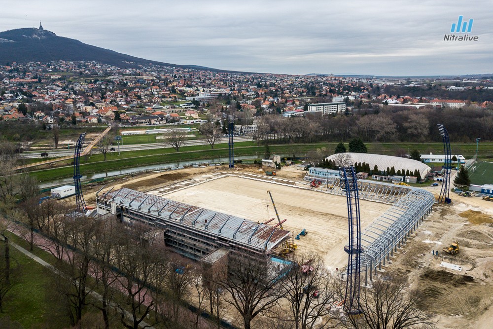 Práce na rekonštrukcii futbalového štadióna v Nitre