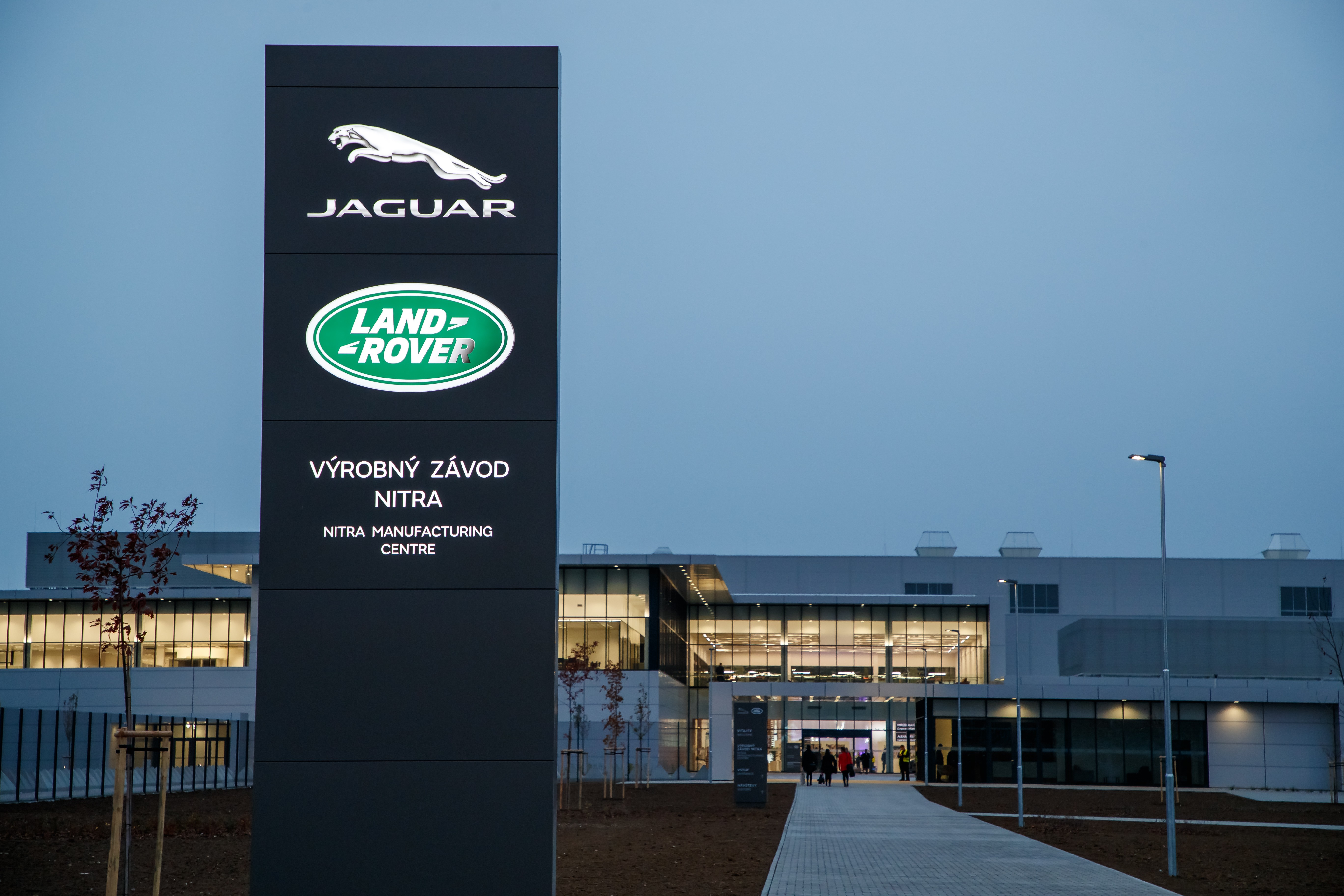 Jaguar Land Rover dnes oficiálne otvoril závod v Nitre