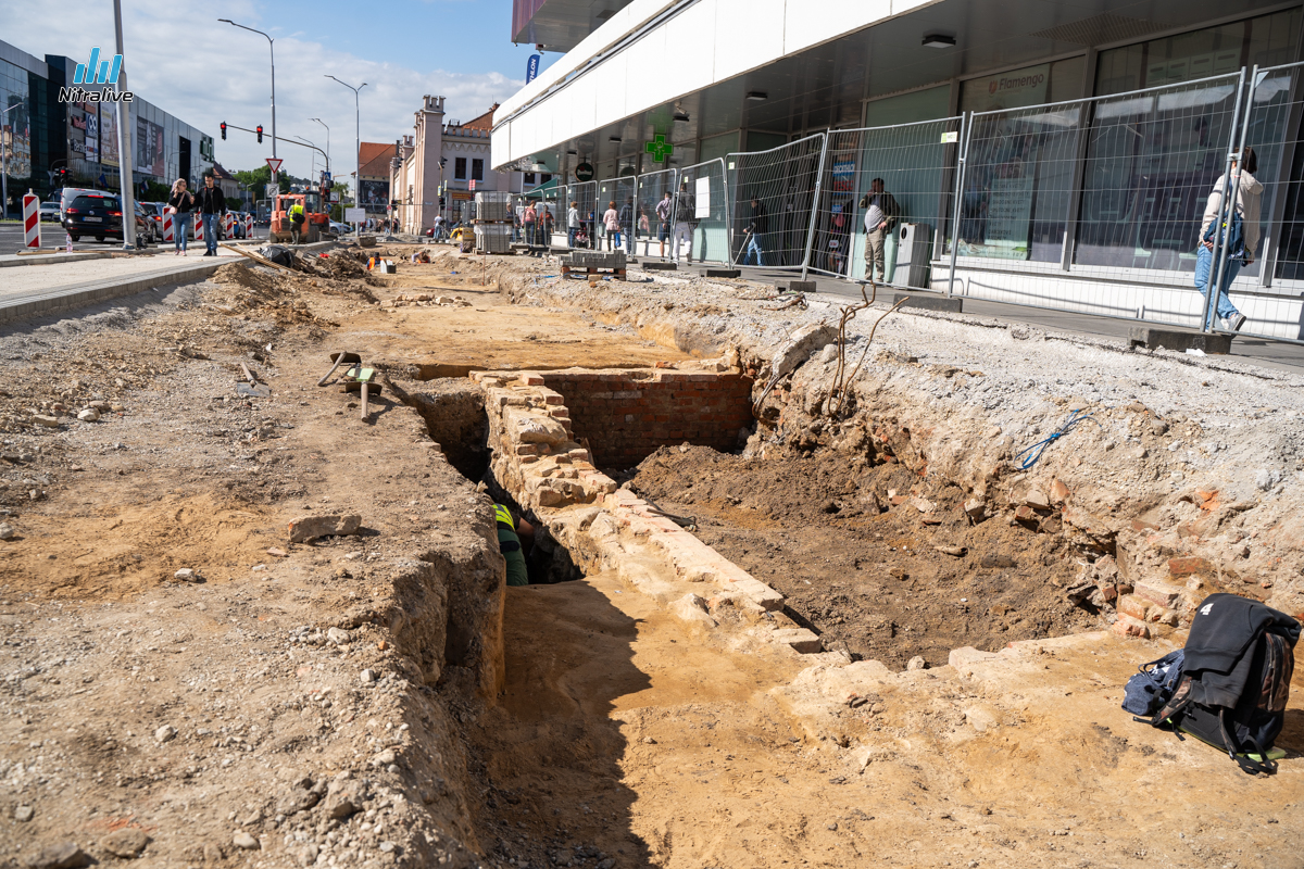 Pri rekonštrukcii chodníka pri “Priori” našli vykopávky