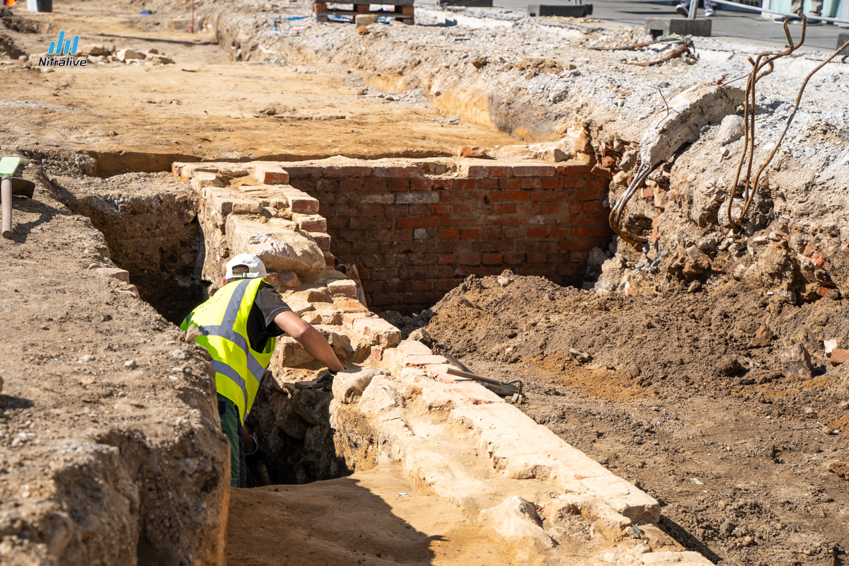 Pri rekonštrukcii chodníka pri “Priori” našli vykopávky