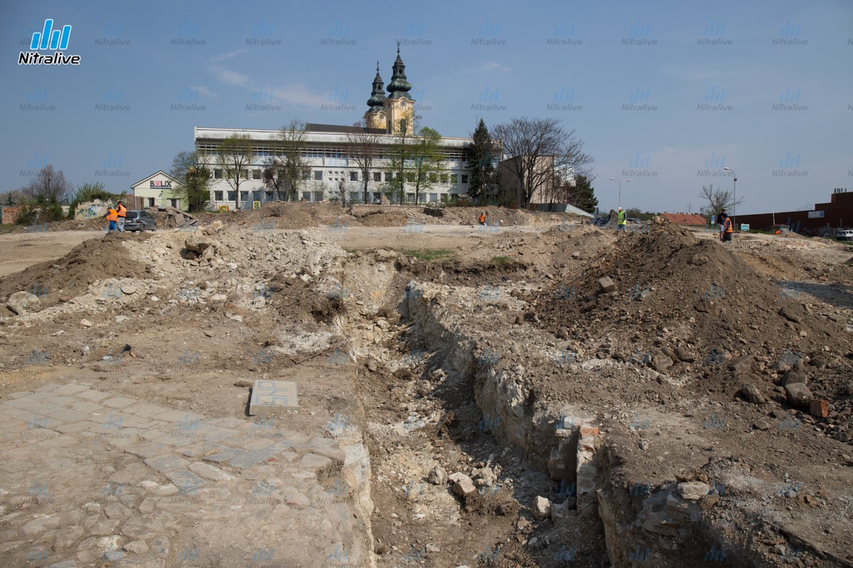 Exkluzívne na Nitralive: prvé fotografie z archeologického prieskumu na Tabáni odhaľujú Hornotabánsku ulicu