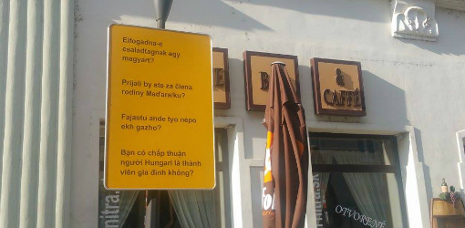 Inštalácia NR Public Art významnej slovenskej výtvarníčky Ilony Németh prináša do verejného priestoru otázky, ktoré sú prvkami tzv. Bogardusovej škály sociálnej vzdialenosti z roku 1926, čo je stupnica na meranie rasizmu a iných etnických predsudkov