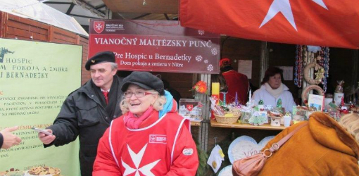 Členovia centra Maltézskej pomoci Slovensko pôsobiaci v Nitre, pozývajú verejnosť na charitatívny vianočný Maltézsky punč, ktorí budú podávať v spolupráci s Mestom Nitra vo svojom stánku vo Vianočnom mestečku na Svätoplukovom námestí v Nitre v dňoch 14.,15. a 16. decembra 2018, v čase od 09.00 do 21.00 hod.