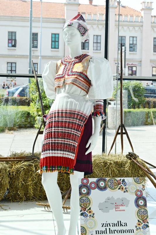 Výstava Slovenské tradície v móde v Mlynoch