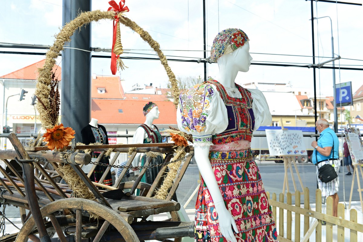Výstava Slovenské tradície v móde v Mlynoch