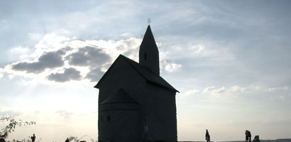 Na kopci nad mestskou časťou Dražovce stojí Kostol sv. Michala Archanjela