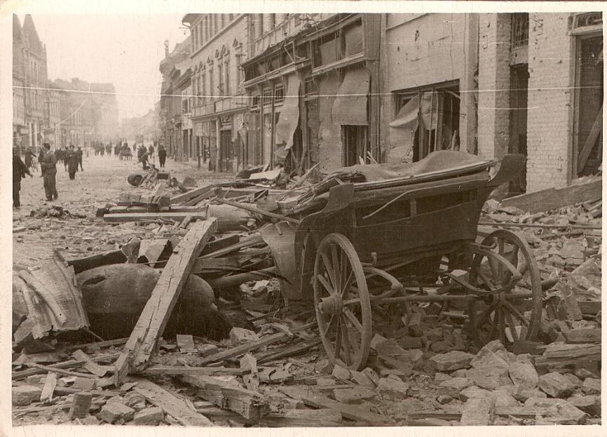 Pešia zóna v Nitre po bombardovaní, historická foto