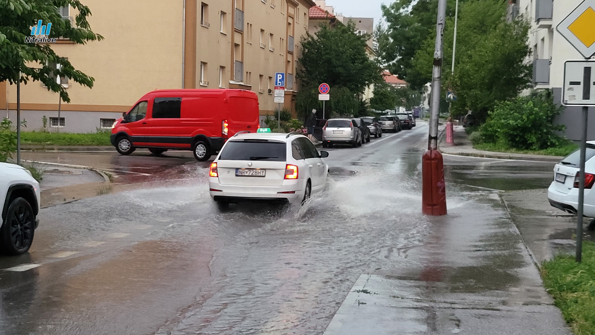 Nitrou sa prehnalo niekoľko búrok, zanechali škody