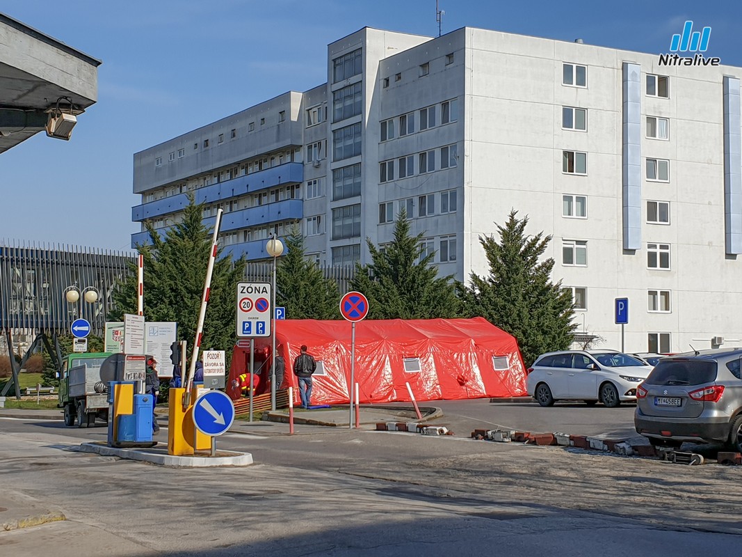 V Nitrianskej nemocnici stavajú triediaci stan, vstup zo Špitálskej uzavreli