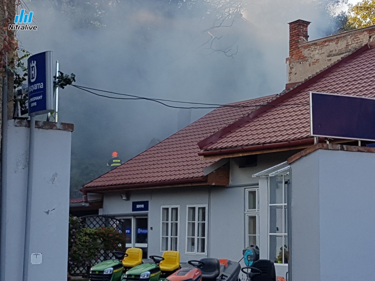 Na Podzámskej ulici dnes popoludní horel dom