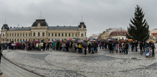Vyše 600 ľudí sa dnes stretlo, aby vyjadrili učiteľom svoju podporu