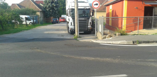 Vo štvrtok 22. mája približne o 17:00 hod. prišlo pri zásobovaní miestneho obchodu sídliaceho na rohu ulíc Štúrova - Fraňa Kráľa k poškodeniu povrchu vozovky