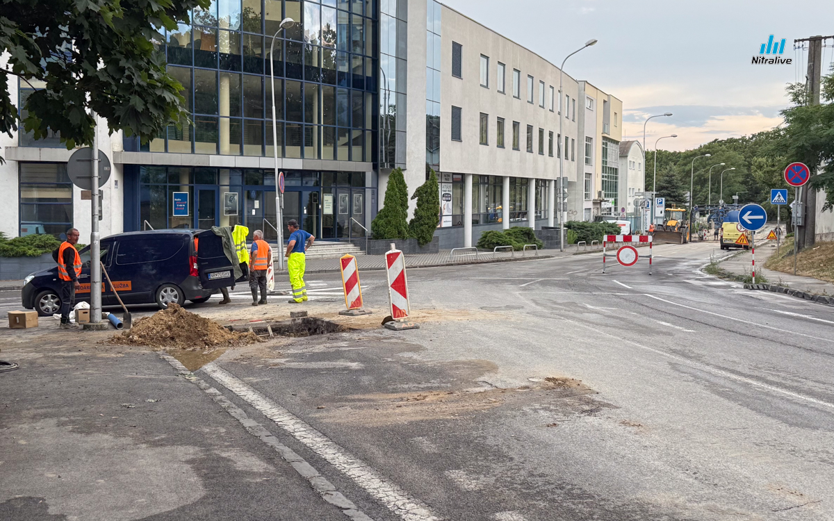 Prasknuté potrubie zaplavilo a uzavrelo časť Cintorínskej ulice a stanice