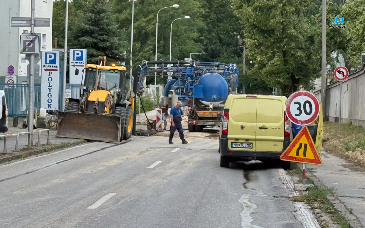 Prasknuté potrubie zaplavilo a uzavrelo časť Cintorínskej ulice a stanice