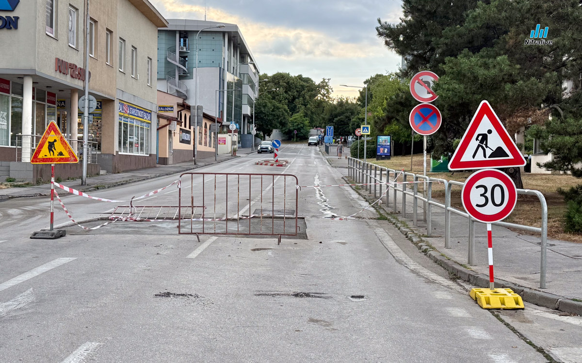 Prasknuté potrubie zaplavilo a uzavrelo časť Cintorínskej ulice a stanice