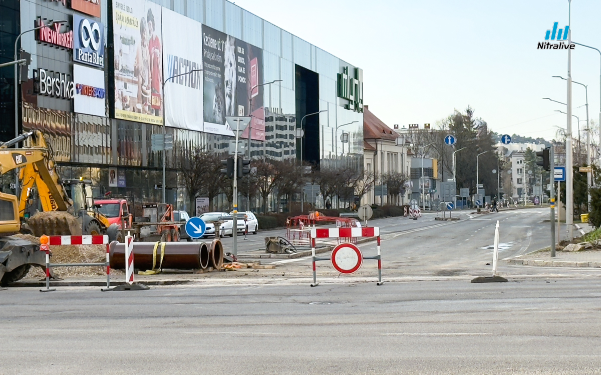 Centrum Nitry čakajú dopravné obmedzenia, potrvajú 6 týždňov (28.2. - 6.4.2025)