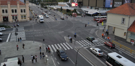 Najzaťaženejší úsek v meste, križovatka cesty I/64 a miestnych komunikácii Štúrova a Štefánikova pri obchodnom centre Mlyny, by sa mal dočkať vylepšenia