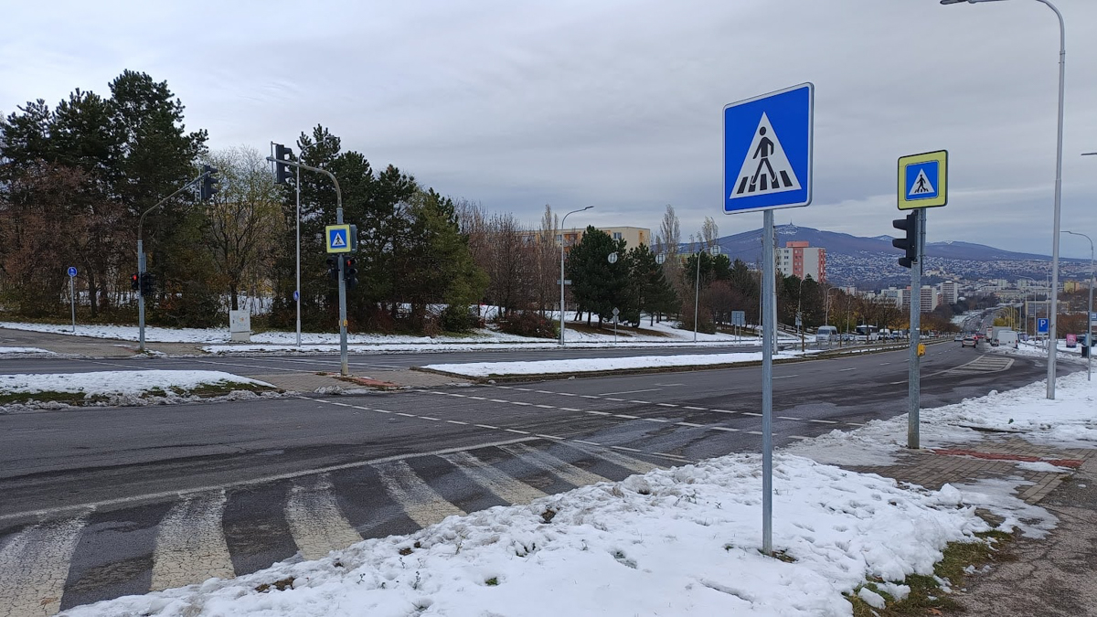 Zmena dopravného značenia na križovatke Hviezdoslavova – Kmeťova, je ohrozená bezpečnosť chodcov a cyklistov?