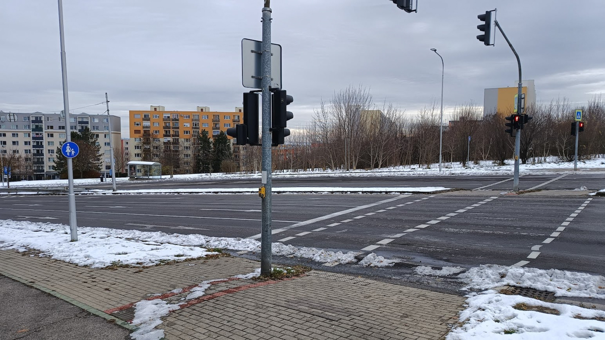 Zmena dopravného značenia na križovatke Hviezdoslavova – Kmeťova, je ohrozená bezpečnosť chodcov a cyklistov?