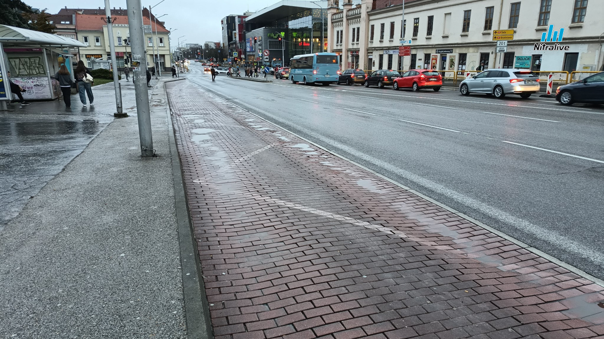 Autobusové výbočiská sú v zlom stave, poslanci schválili ich opravu