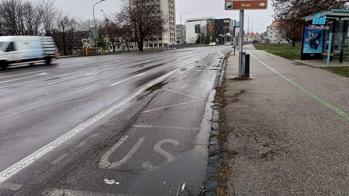 Autobusové výbočiská sú v zlom stave, poslanci schválili ich opravu