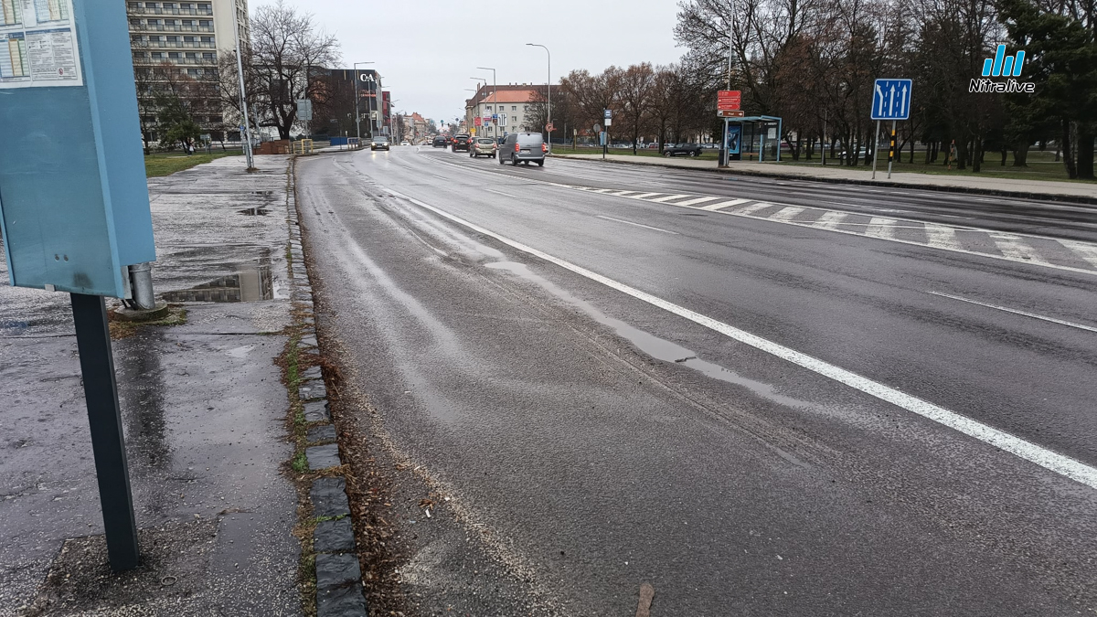 Autobusové výbočiská sú v zlom stave, poslanci schválili ich opravu