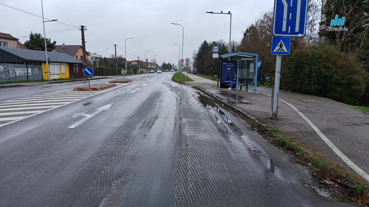 Autobusové výbočiská sú v zlom stave, poslanci schválili ich opravu