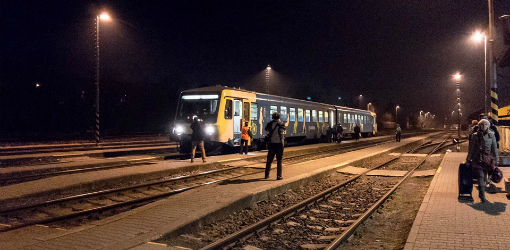 Najväčšia časová úspora vznikne v prípade popoludňajšieho vlaku z Prahy do Nitry s odjazdom o 14:19. Ten jazdí každý deň, podľa nového cestovného poriadku bude mať odjazd o 14:30 a do Nitry príde o 23 minút rýchlejšie