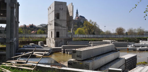 Skelet City Park Nitra chátra od roku 2008, chýba investor a stavebné povolenie
