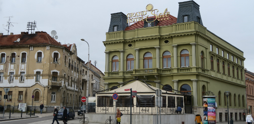 V stredu pribudol na budove bývalého hotela Tatra nový svetelný nápis