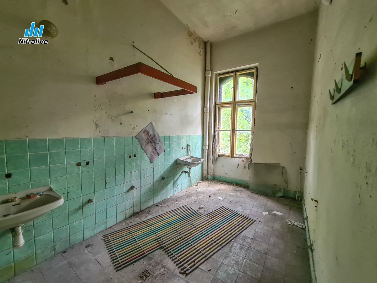 Prieskum: opustená budova nemocnice v kasárňach pod Zoborom