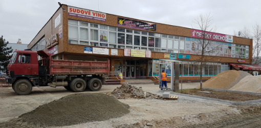 Rekonštrukcia bude stáť 137-tisíc eur, zahŕňa plochu pred bývalým kinom Lipa a časť chodníka pri "tržnici" na Výstavnej ulici