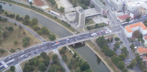 Realizácia podjazdu je na pleciach mesta nakoľko Slovenská správa ciest nesúhlasila s jeho zriadením, pretože podľa nich podchod/podjazd nie je súčasťou mosta
