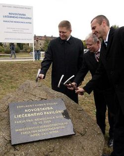 Poklepanie kameňa nový pavilón nemocnica Nitra