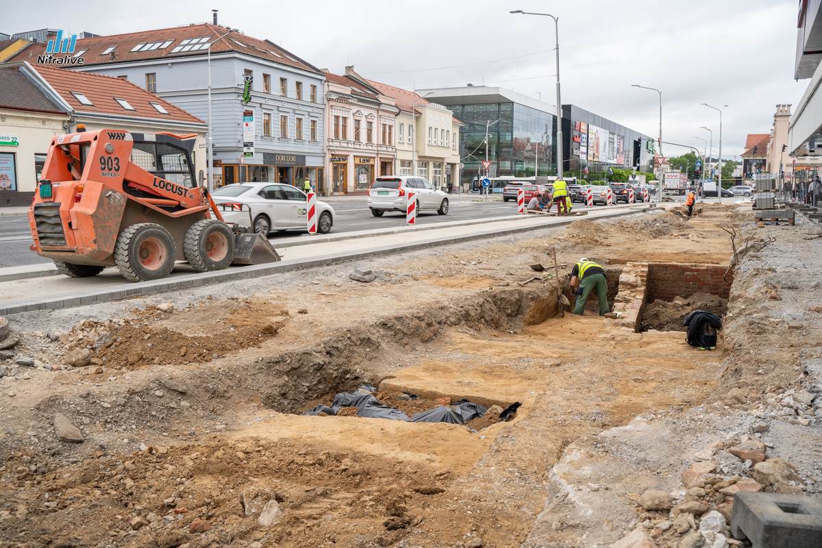 Pri rekonštrukcii chodníka pri “Priori” našli vykopávky